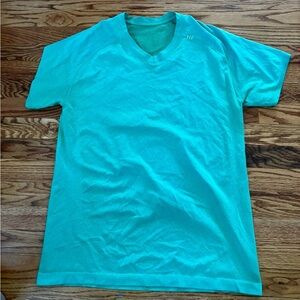 Lululemon Men’s Metal Tech V-Neck Short Sleeve Shirt - Medium